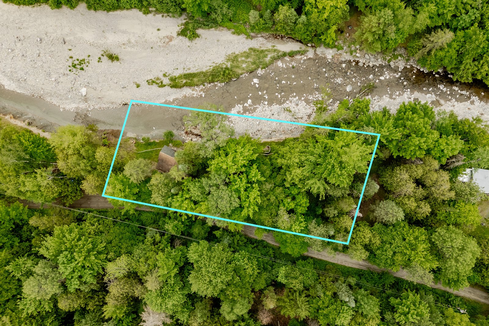 Terrain à vendre à Compton sur le chemin de Hyatt’s Mills, bord de rivière navigable, zoné agricole et entouré de forêt.