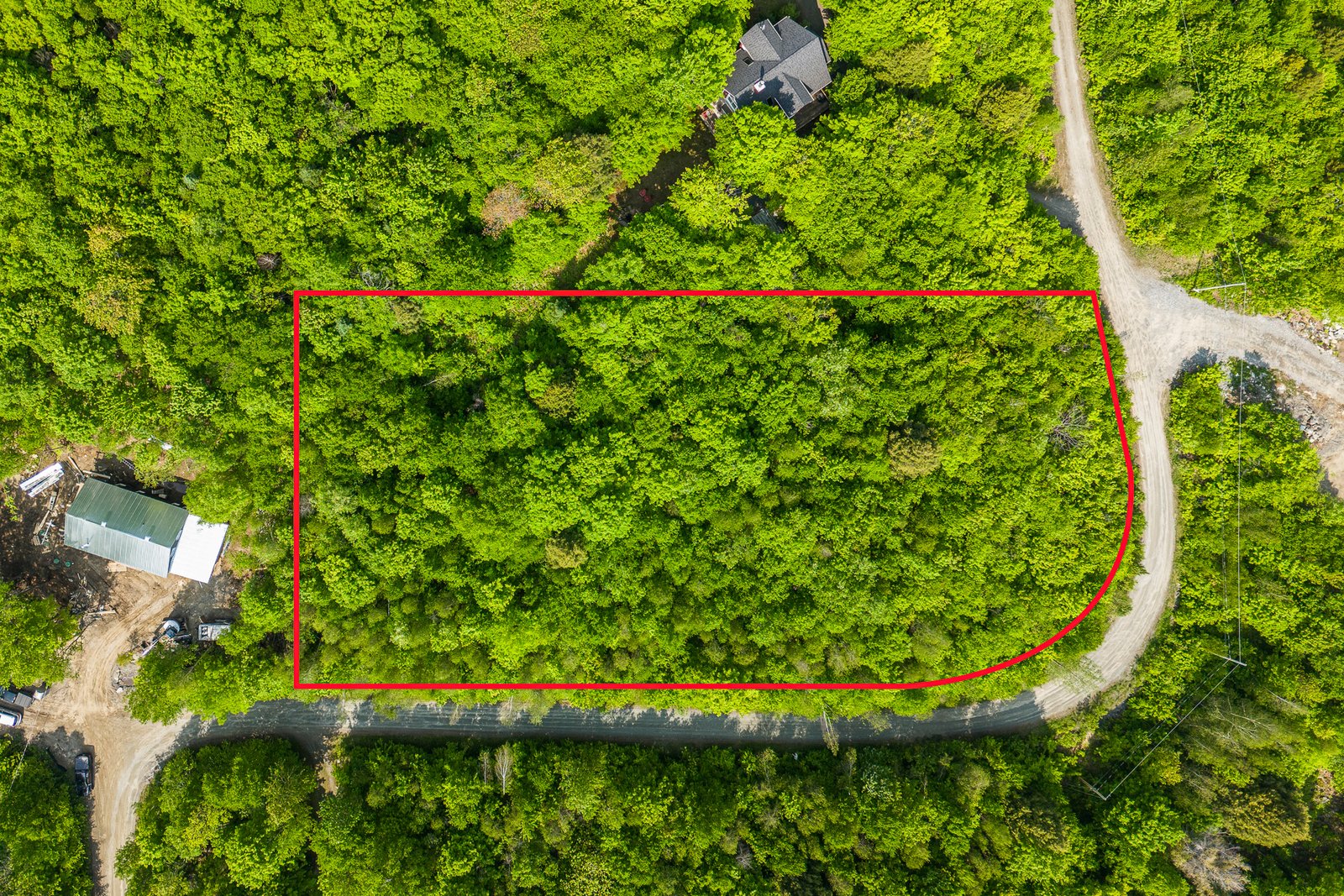 Terrain résidentiel à vendre à Eastman sur la rue de Rennes, 56 684 pi² boisé, prêt à construire dans un environnement paisible.