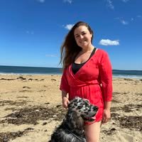 Home cliente satisfaite après la vente de son terrain en Estrie.